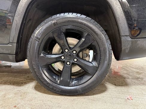 Used 2023 Jeep Grand Cherokee L Limited w/ Black Appearance Package image 38