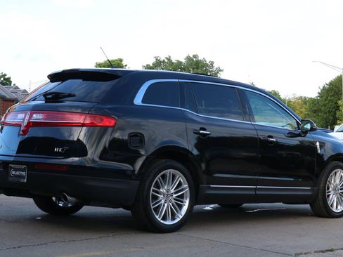 Used 2019 Lincoln MKT AWD image 9