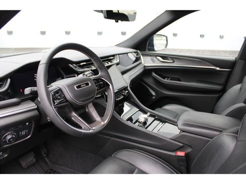 Used 2022 Jeep Grand Cherokee Overland w/ Luxury Tech Group IV AWD/4WD image 8