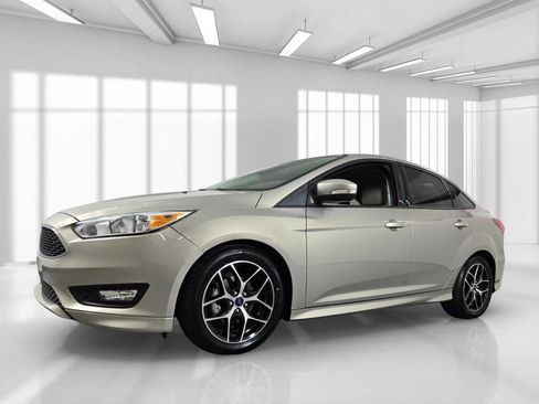 Used 2016 Ford Focus SE w/ SE Sport Package FWD image 2