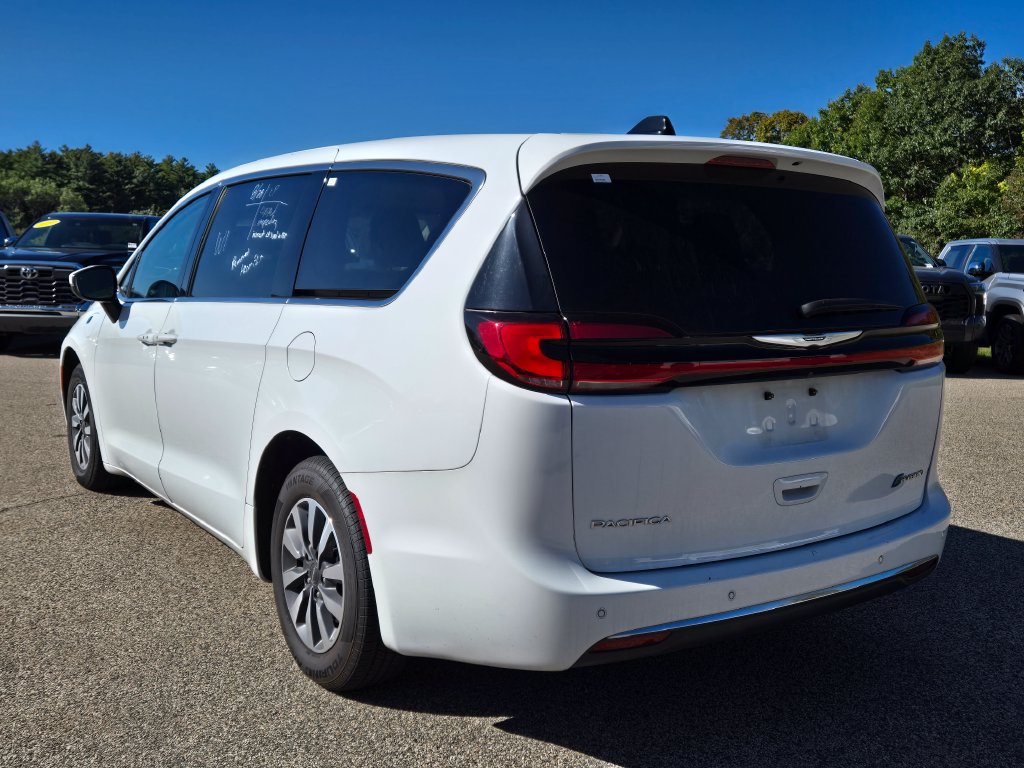 Used 2023 Chrysler Pacifica Touring-L FWD image 3
