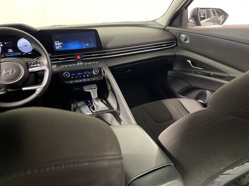 Certified 2025 Hyundai Elantra SEL FWD image 17