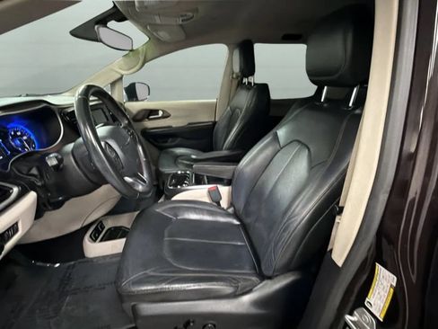 Used 2017 Chrysler Pacifica Touring-L FWD image 19