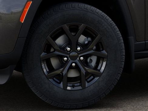 New 2026 Jeep Grand Cherokee Laredo image 5