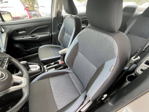 Used 2025 Nissan Versa SV FWD image 35