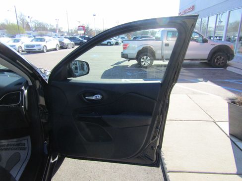 Used 2023 Jeep Cherokee Altitude Lux image 14