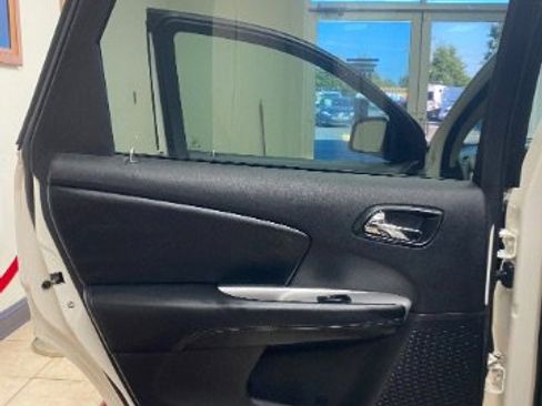 Used 2019 Dodge Journey SE image 15