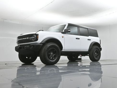 Used 2025 Ford Bronco Badlands image 45