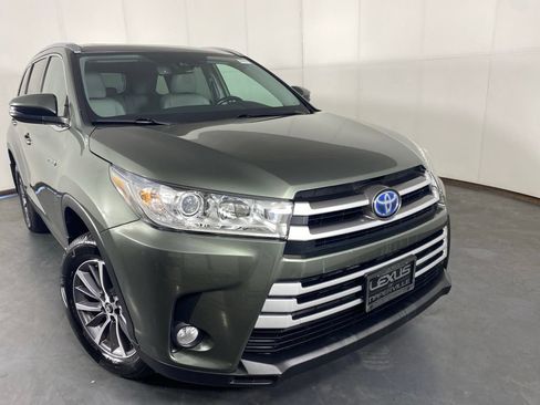Used 2019 Toyota Highlander XLE AWD/4WD image 3