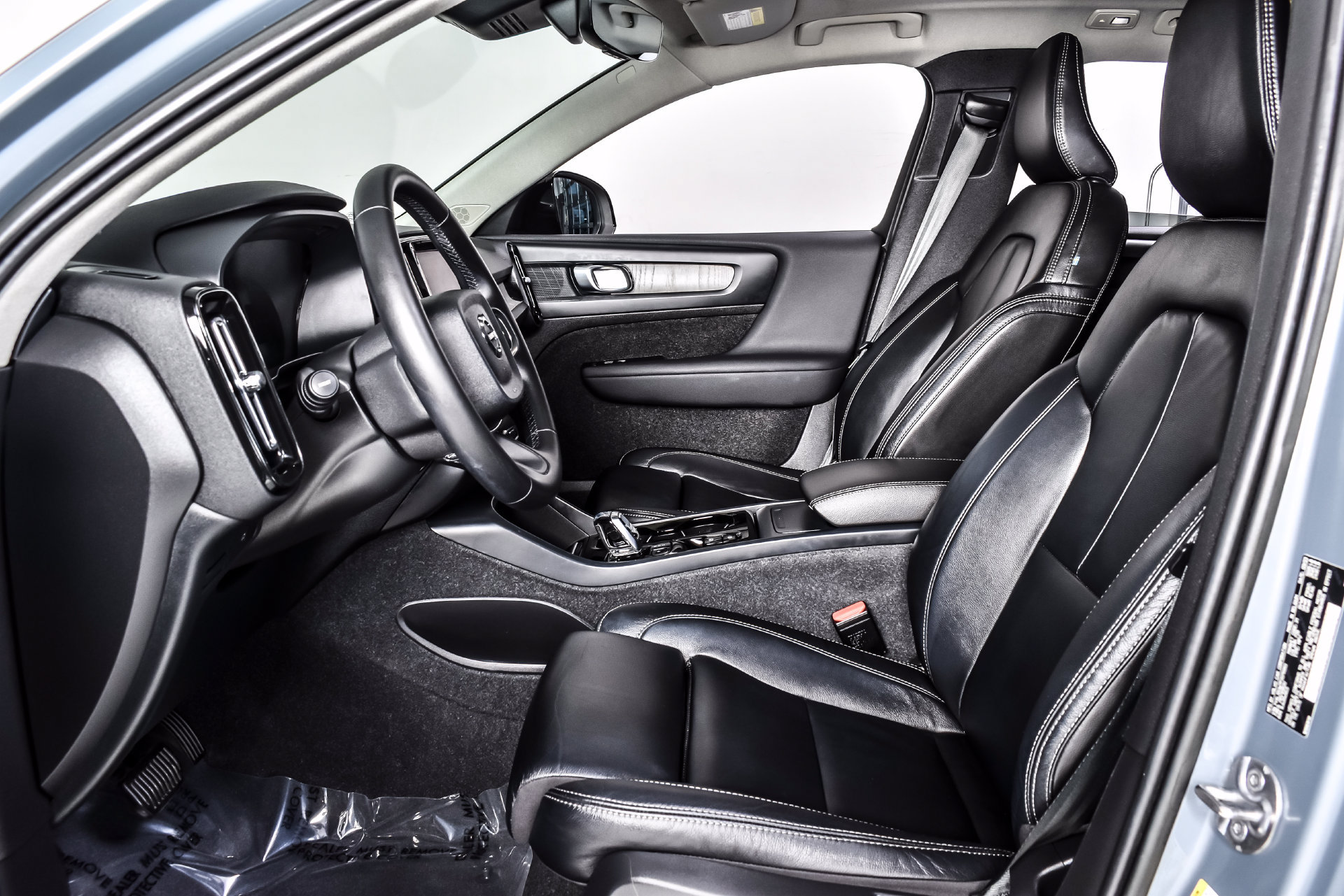 Used 2023 Volvo XC40 B5 Plus AWD/4WD image 14