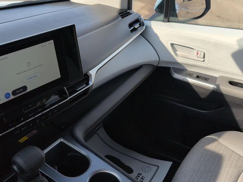 Used 2025 Toyota Sienna LE image 36