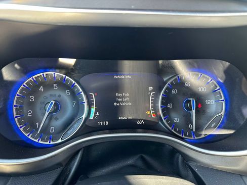 Used 2023 Chrysler Pacifica Touring-L FWD image 42