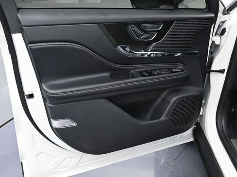 Used 2022 Lincoln Corsair FWD w/ Premium Package image 10