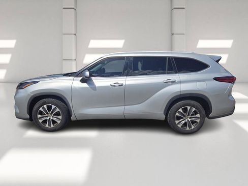Used 2022 Toyota Highlander XLE FWD image 4