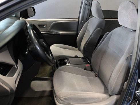 Used 2017 Toyota Sienna LE FWD image 16