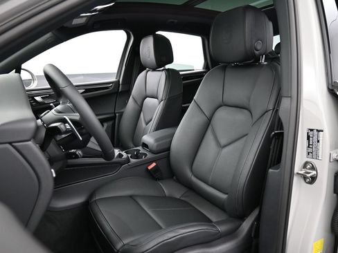 Certified 2026 Porsche Macan AWD/4WD image 5