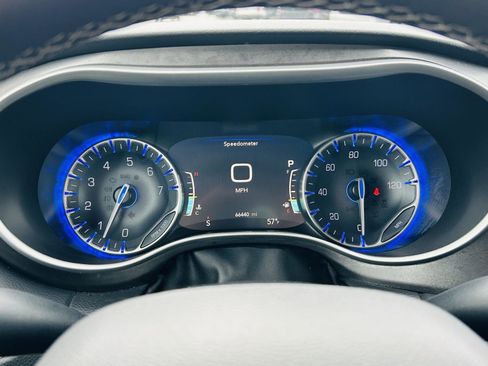 Used 2023 Chrysler Pacifica Touring-L image 19