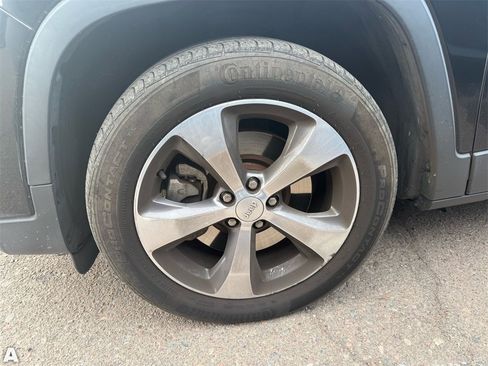 Used 2019 Jeep Cherokee Limited w/ Luxury Group image 6