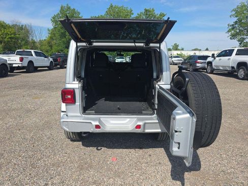 Used 2023 Jeep Wrangler Unlimited Sahara AWD/4WD image 10