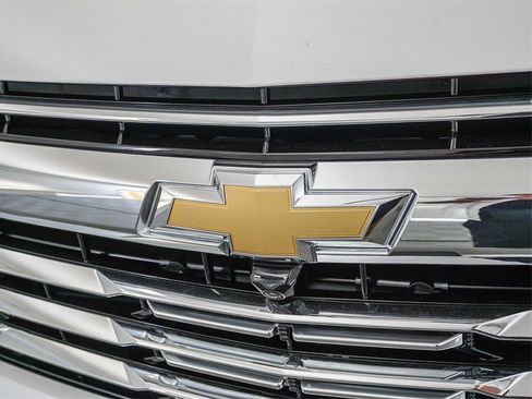 New 2025 Chevrolet Suburban Premier image 4