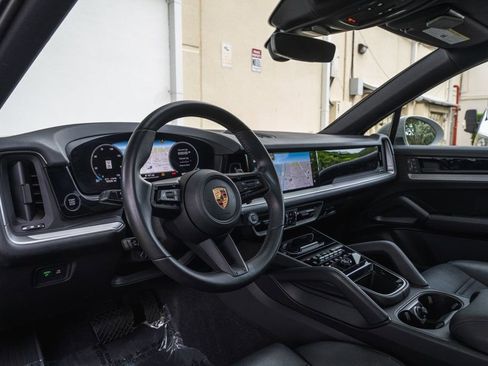 Used 2025 Porsche Cayenne Coupe AWD/4WD image 15