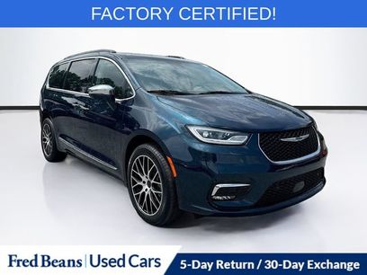 Used 2022 Chrysler Pacifica Limited w/ Uconnect Theater Family Group