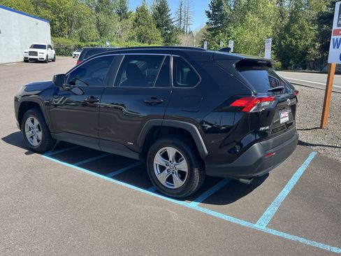 Used 2024 Toyota RAV4 LE AWD/4WD image 3