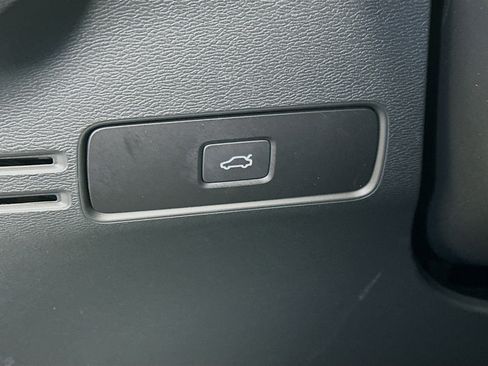 Used 2025 Volvo XC40 B5 Plus image 16