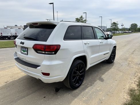 Used 2019 Jeep Grand Cherokee Altitude AWD/4WD image 4