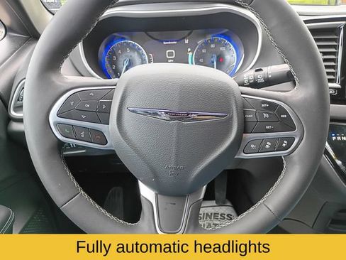 Used 2025 Chrysler Pacifica Select FWD image 13
