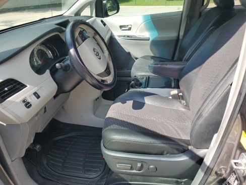 Used 2011 Toyota Sienna SE w/ Preferred Pkg FWD image 18