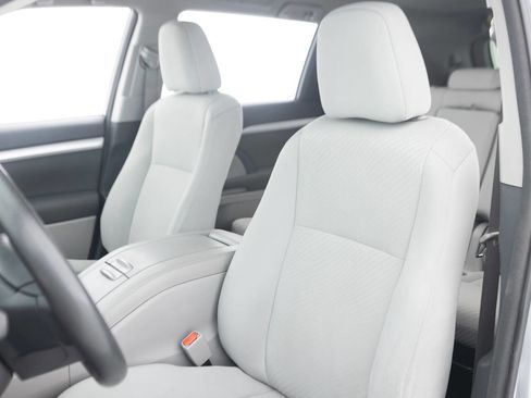 Used 2016 Toyota Highlander LE AWD/4WD image 24