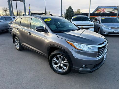 Used 2016 Toyota Highlander LE image 3