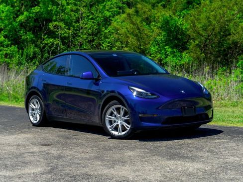 Used 2022 Tesla Model Y Long Range AWD/4WD image 2