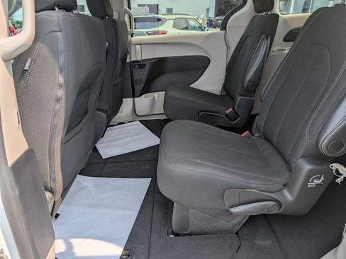 Used 2022 Chrysler Voyager LX FWD image 20