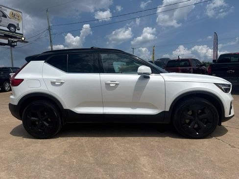 Used 2024 Volvo XC40 B5 Plus AWD/4WD image 4