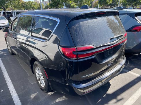 Used 2023 Chrysler Pacifica Touring-L FWD image 2