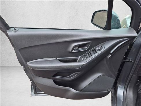 Used 2019 Chevrolet Trax LS w/ LPO, Protection Package FWD image 10