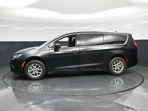 Used 2023 Chrysler Pacifica Touring-L FWD image 10