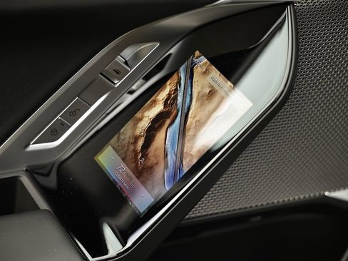 Used 2025 BMW 740i w/ Premium Package image 25