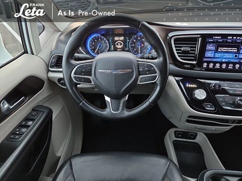 Used 2017 Chrysler Pacifica Touring-L w/ Tire & Wheel Group image 26