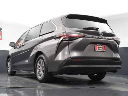 Used 2022 Toyota Sienna XLE image 31