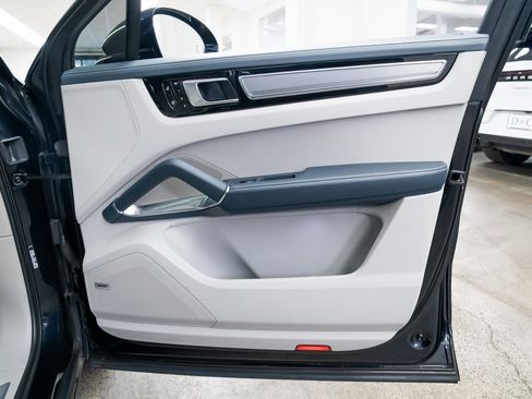 Used 2020 Porsche Cayenne Turbo S image 23