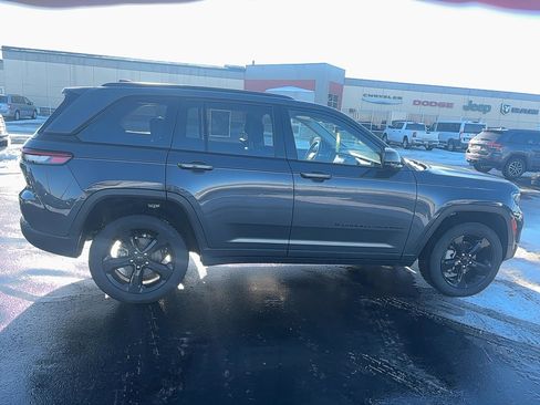 Used 2023 Jeep Grand Cherokee Limited w/ Black Appearance Package image 4