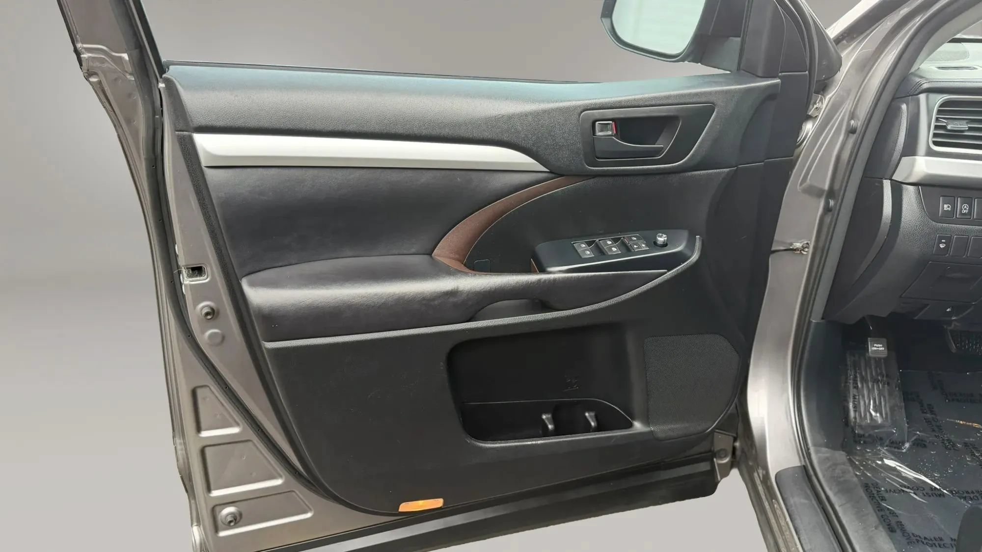 Used 2017 Toyota Highlander Plus AWD/4WD image 9