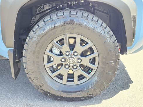 Used 2025 Toyota 4Runner SR5 AWD/4WD image 9