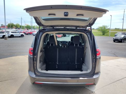 Used 2023 Chrysler Pacifica Limited FWD image 17