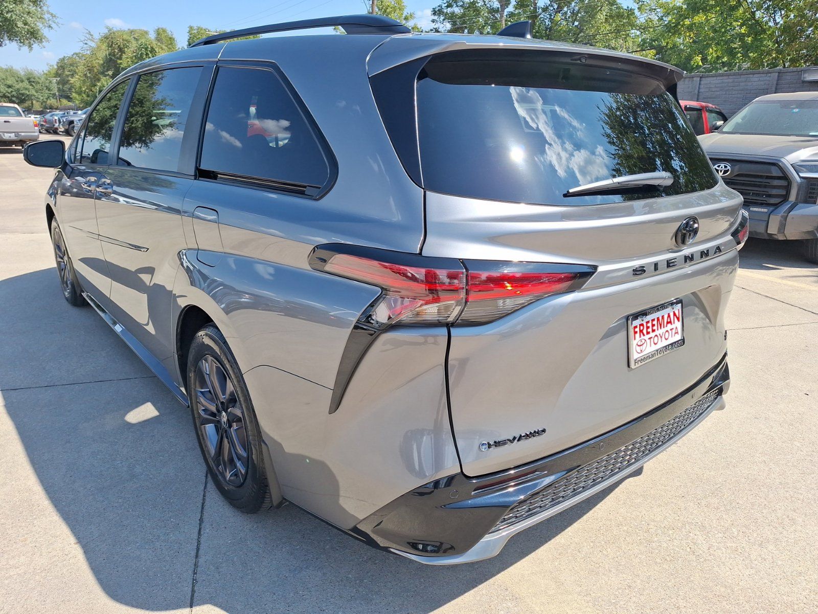 Used 2026 Toyota Sienna XSE AWD/4WD image 4