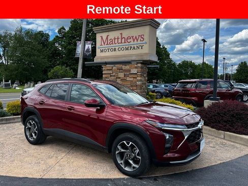 Used 2025 Chevrolet Trax LT FWD image 1