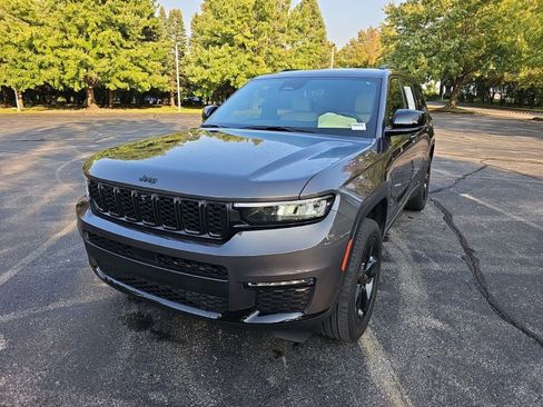 Used 2023 Jeep Grand Cherokee L Limited w/ Luxury Tech Group II AWD/4WD image 2
